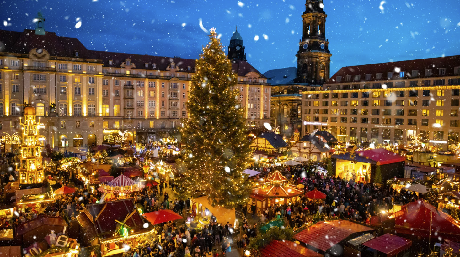 Noël à Copenhague principale a body of water with buildings around it